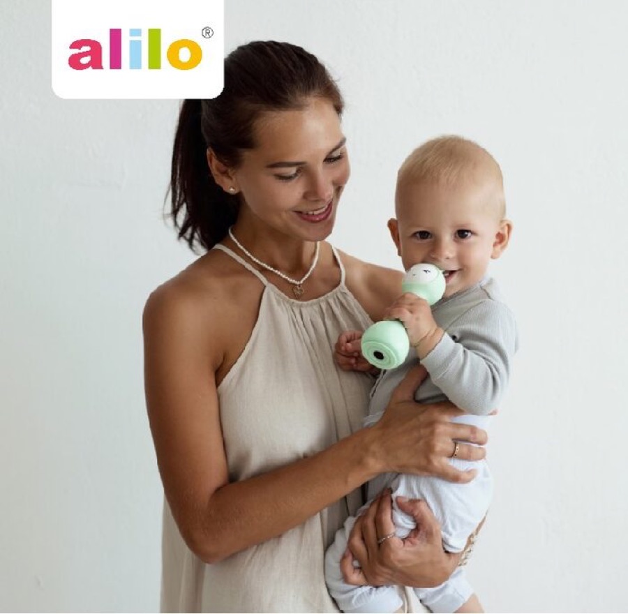 Мама с малышом и развивающая игрушка alilo